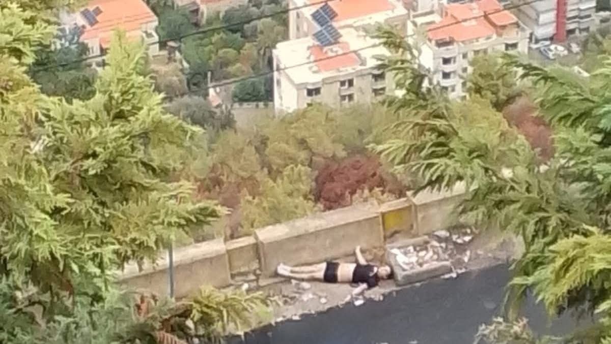 العثور على جثة فتى مجهول الهوية على الأوتوستراد (الصورة داخل الخبر)