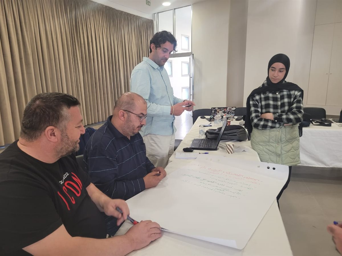 اختتام دورة تدريبية حول التحقق من الأخبار الزائفة وميثاق شرف يجمع إعلاميي منطقة الزهراني