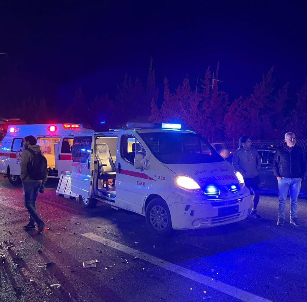 حادث سير مروع بين آلية عسكرية وسيارة مدنية... وإصابة جنود من الجيش!