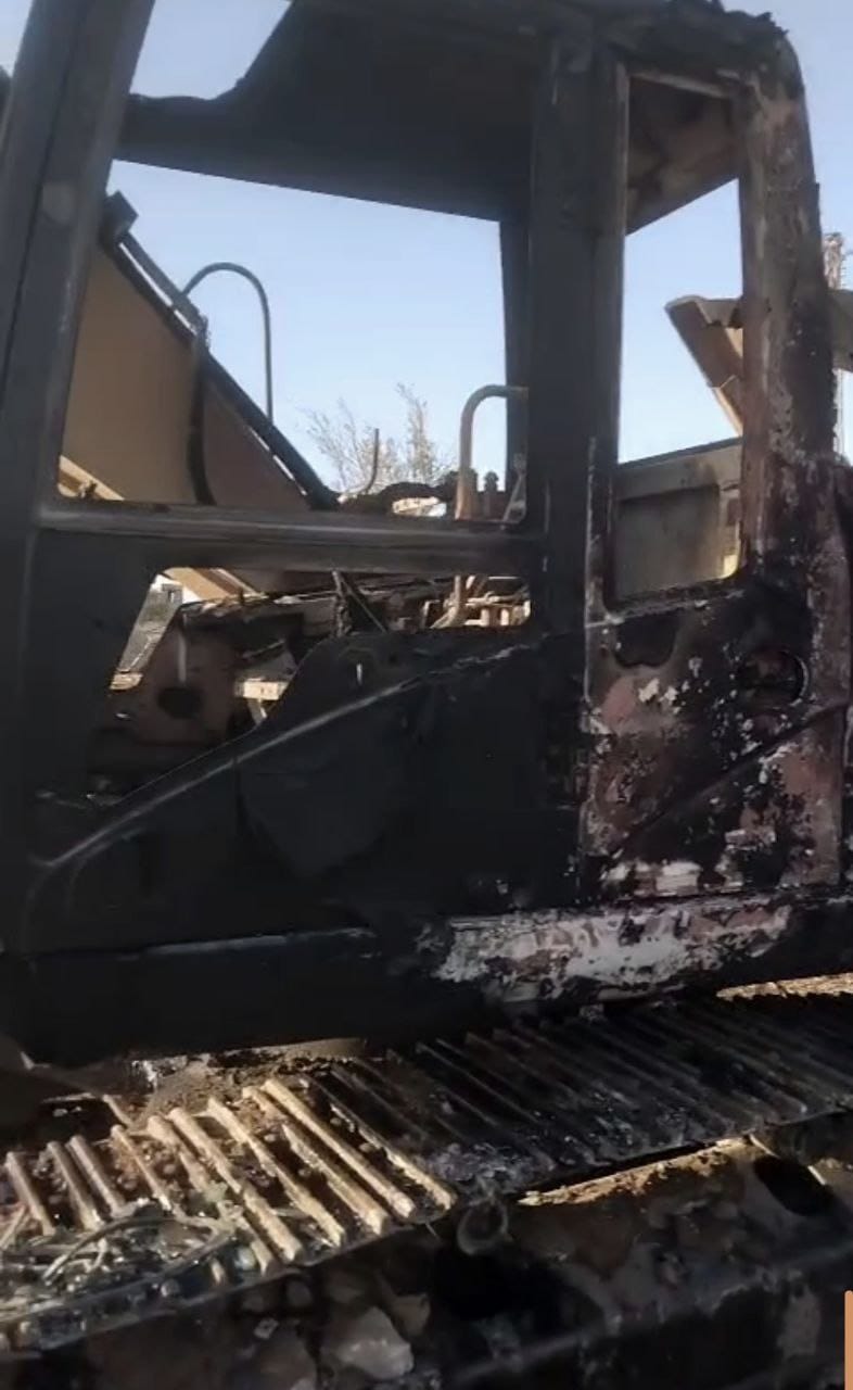 محلقة استهدفت حفارة في بلدة بليدا بقنبلة ادت الى اشتعالها بالكامل