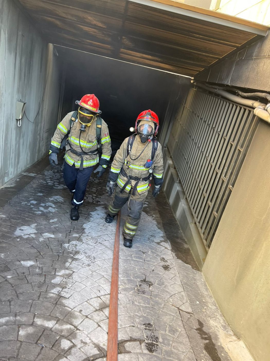 جنوبا: حريق داخل مبنى سكني وإخلاء ساكنيه... ونقل 9 إصابات من المكان! (صور)