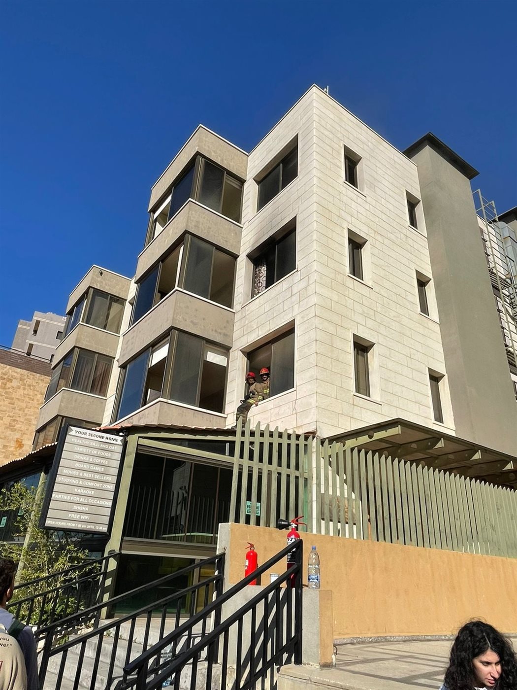 جنوبا: حريق داخل مبنى سكني وإخلاء ساكنيه... ونقل 9 إصابات من المكان! (صور)