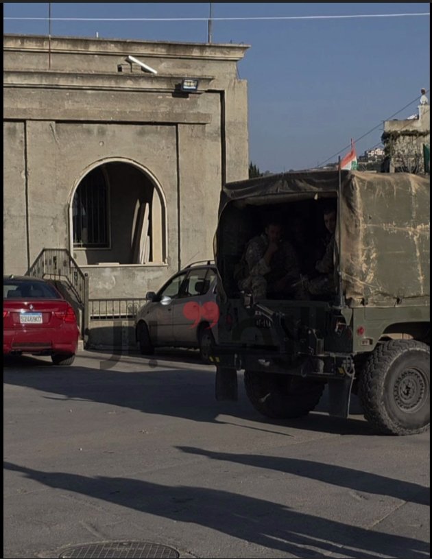 بالصور: لطمأنة الأهالي بعد التهديد... لا يزال الجيش اللبناني و اليونيفيل ينتشران في بيت ليف