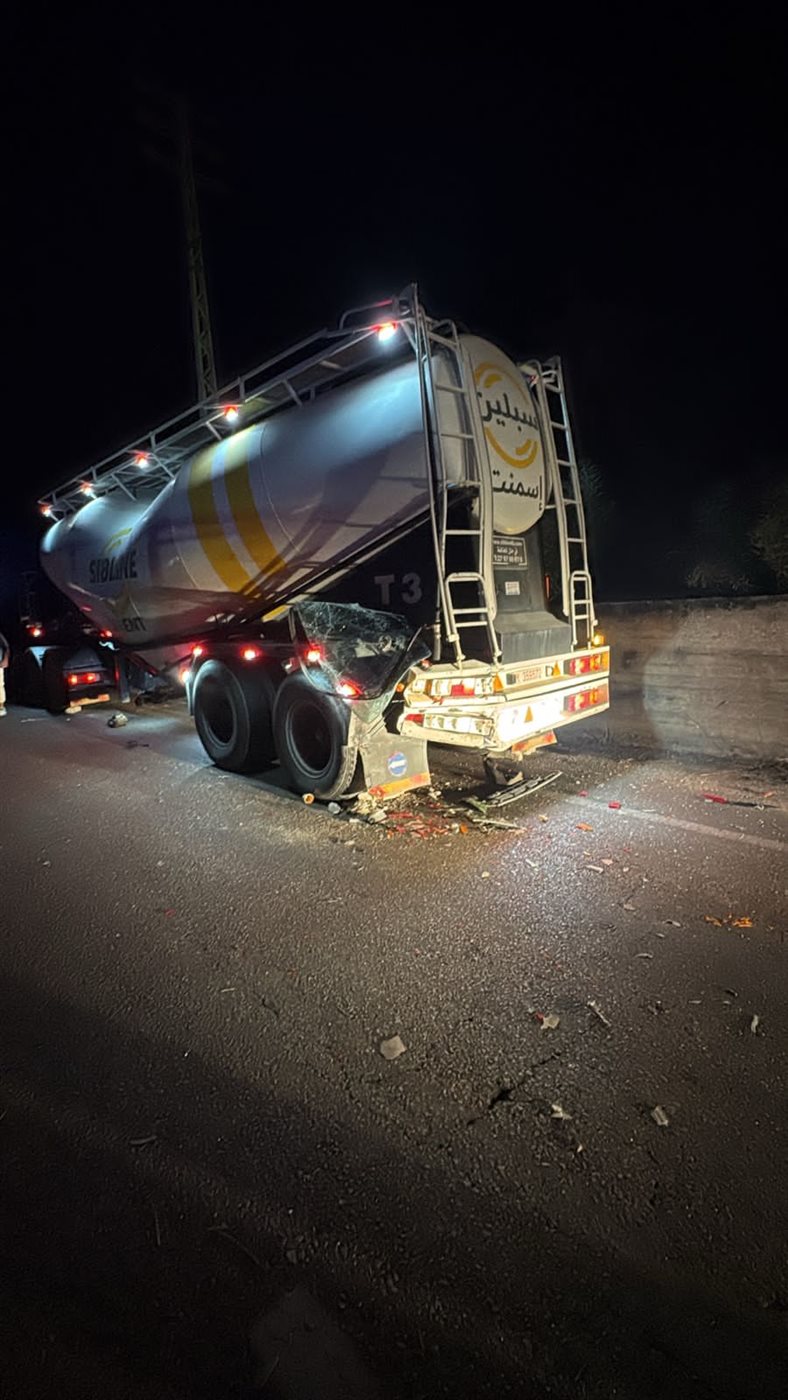 بالصور: حادث سير على الاوتوستراد مما ادى الى زحمة سير جنوبا