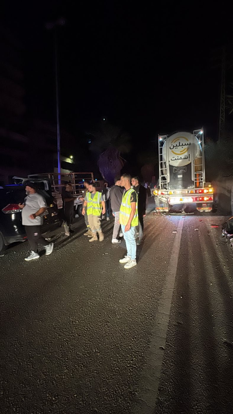 بالصور: حادث سير على الاوتوستراد مما ادى الى زحمة سير جنوبا