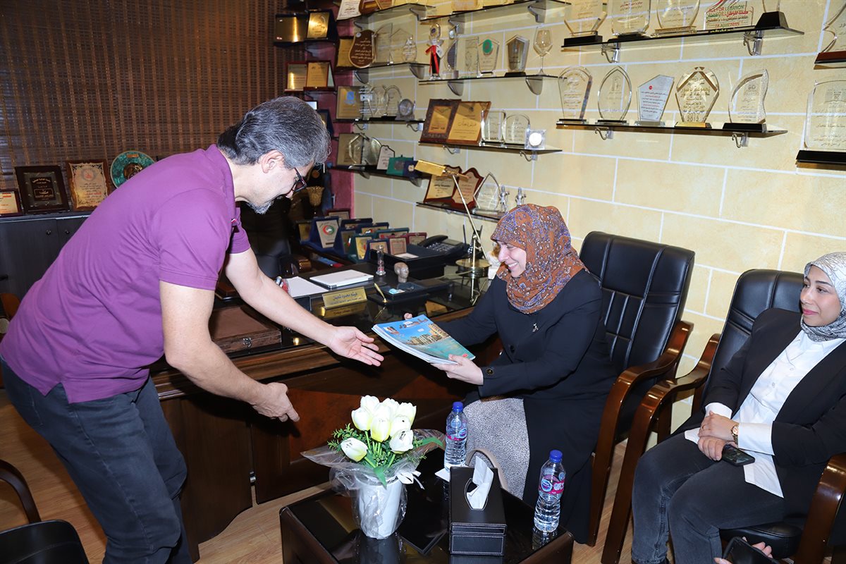 السيدة مليحة الصدر ضيفة طلاب الاعلام في جامعة LIU في ستديوهات يا صور: الامام الصدر حفز الشباب على العلم والتقدم