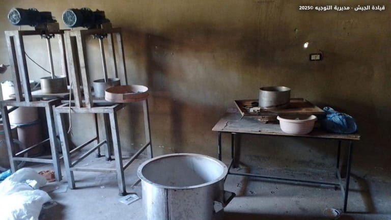 بالصور: سقوط مصنع كبتاغون جديد بيد الجيش... وهذا ما ضبط!