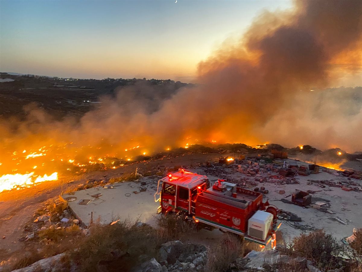 بالصور: اندلاع حريق في خراج بلدة الحلوسية والدفاع المدني يناشد لتأمين المياه