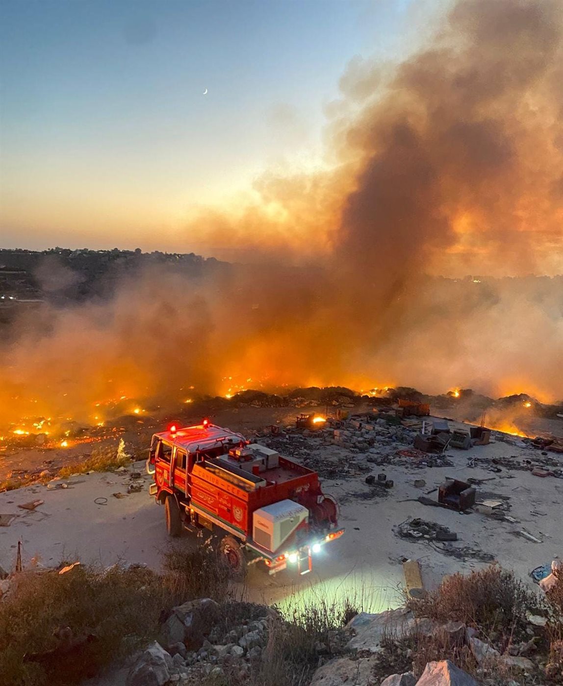 بالصور: اندلاع حريق في خراج بلدة الحلوسية والدفاع المدني يناشد لتأمين المياه