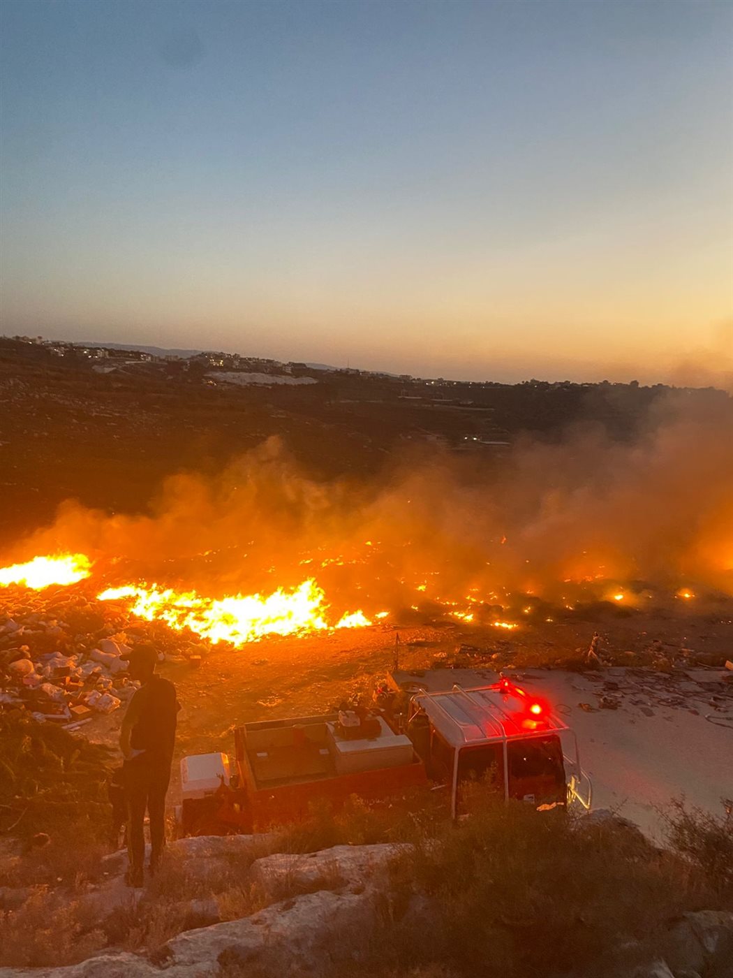 بالصور: اندلاع حريق في خراج بلدة الحلوسية والدفاع المدني يناشد لتأمين المياه