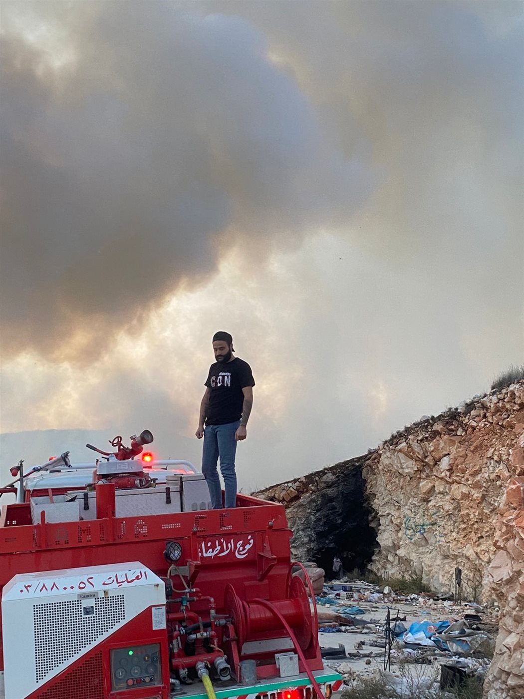 بالصور: اندلاع حريق في خراج بلدة الحلوسية والدفاع المدني يناشد لتأمين المياه