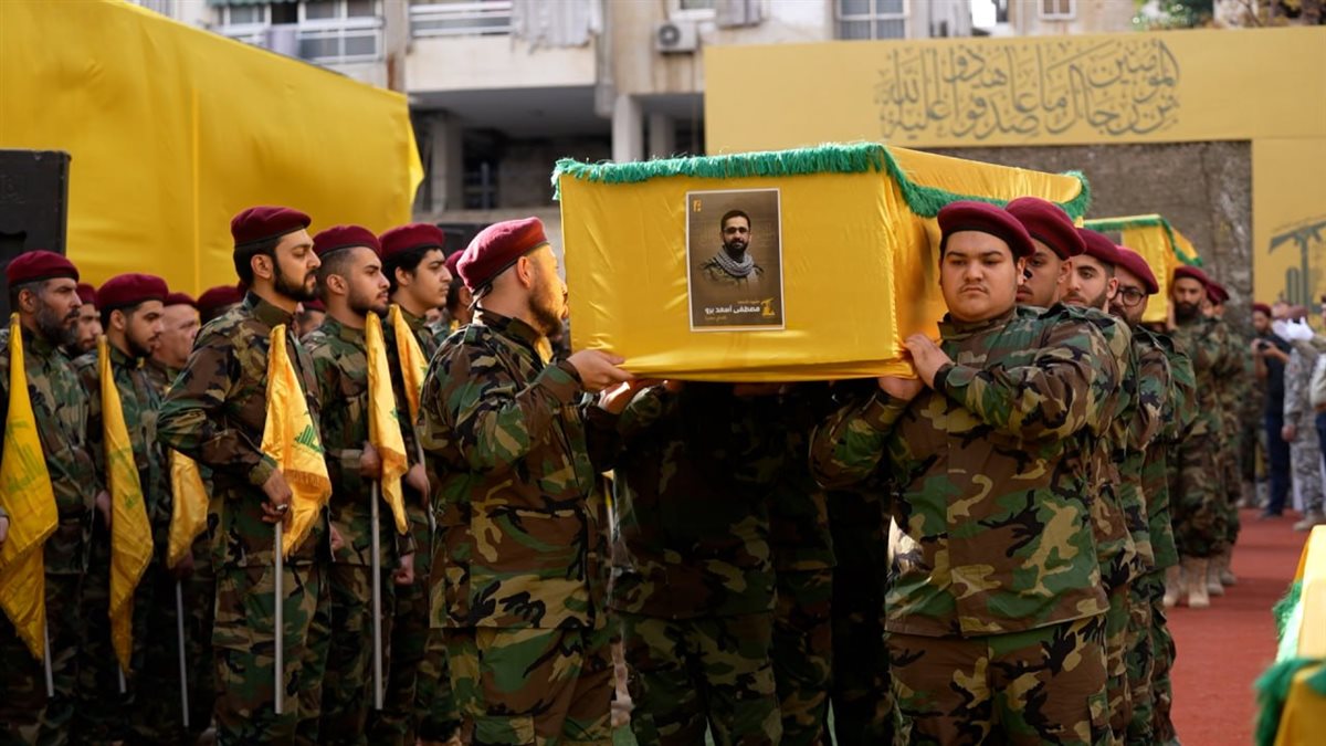 حزب الله شيع القائد الجهادي الكبير الشهيد السيد هيثم الطبطبائي والشهيدين مصطفى برو وقاسم برجاوي بمسيرة حاشدة في الغبيري