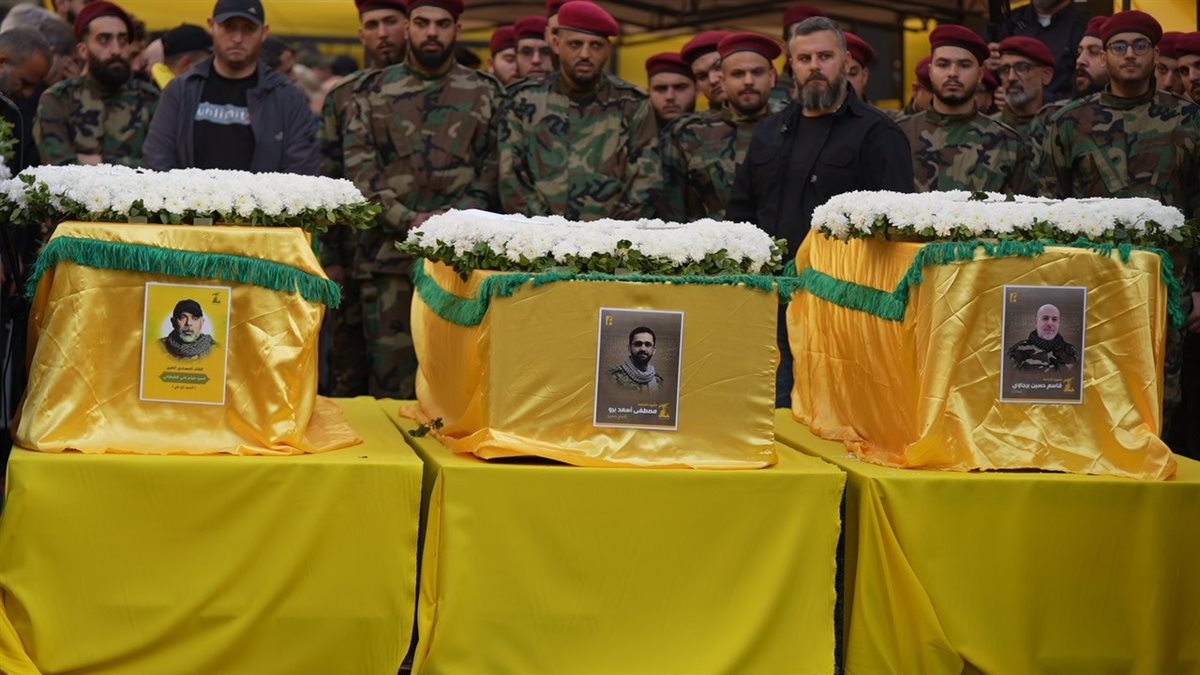 حزب الله شيع القائد الجهادي الكبير الشهيد السيد هيثم الطبطبائي والشهيدين مصطفى برو وقاسم برجاوي بمسيرة حاشدة في الغبيري