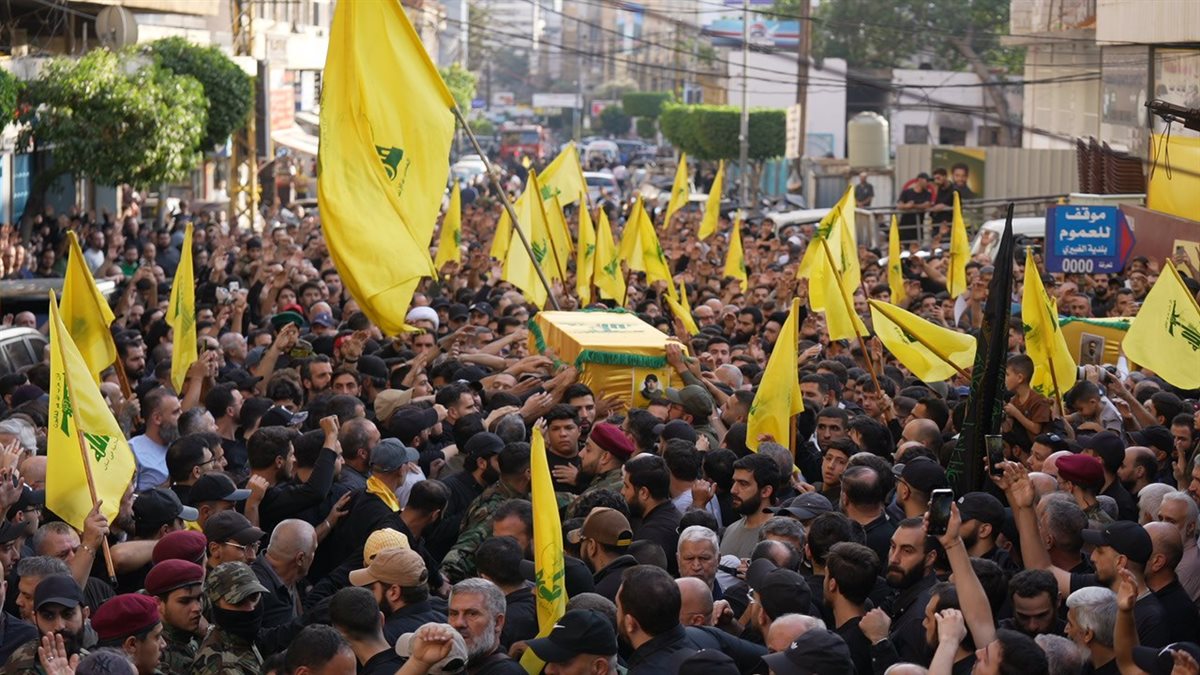 حزب الله شيع القائد الجهادي الكبير الشهيد السيد هيثم الطبطبائي والشهيدين مصطفى برو وقاسم برجاوي بمسيرة حاشدة في الغبيري