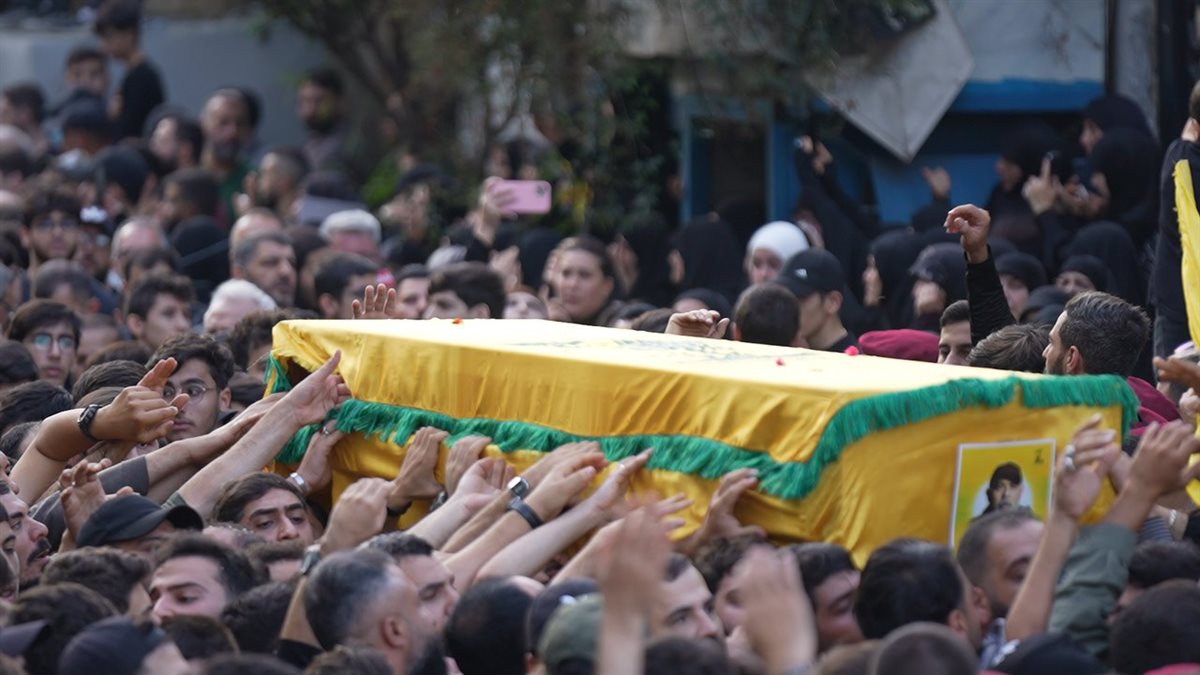 حزب الله شيع القائد الجهادي الكبير الشهيد السيد هيثم الطبطبائي والشهيدين مصطفى برو وقاسم برجاوي بمسيرة حاشدة في الغبيري