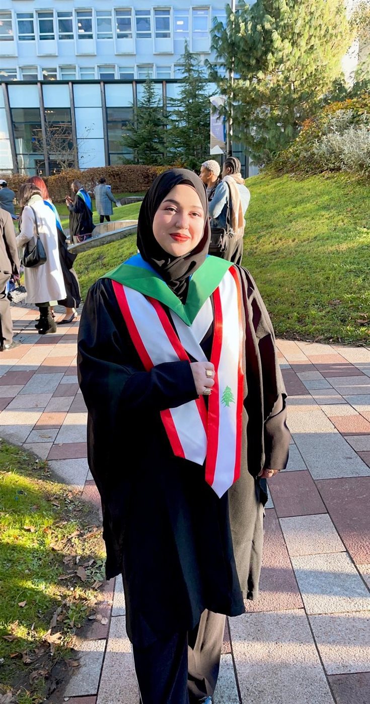 شهادة في البكولوريوس للطالبة زينب سعادة