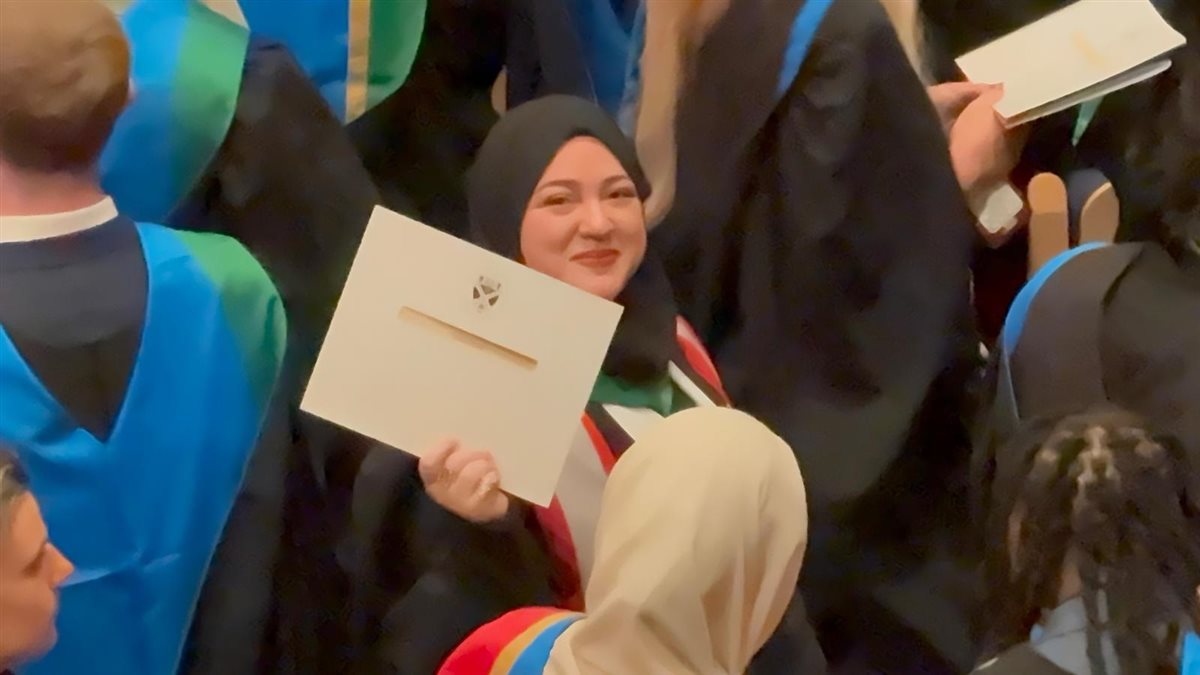 شهادة في البكولوريوس للطالبة زينب سعادة