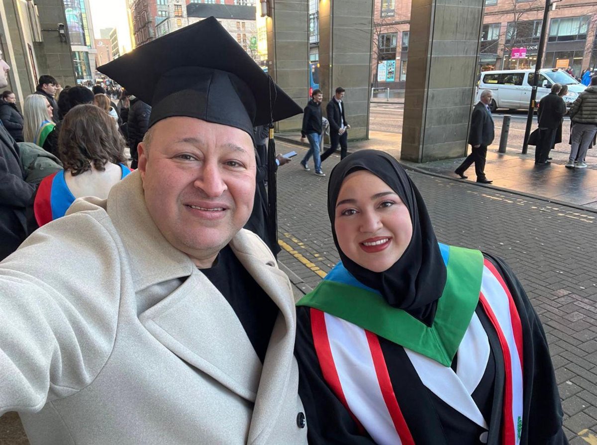 شهادة في البكولوريوس للطالبة زينب سعادة