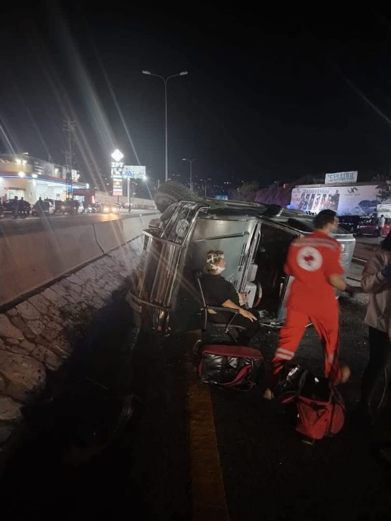 بالصور: اصطدام مروع ليلا يخلف عددا من الجرحى.. وفرق الإنقاذ تضطر لقص السيارات!