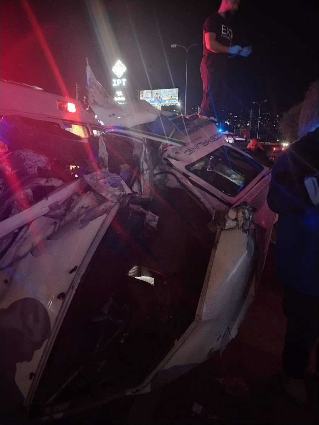 بالصور: اصطدام مروع ليلا يخلف عددا من الجرحى.. وفرق الإنقاذ تضطر لقص السيارات!