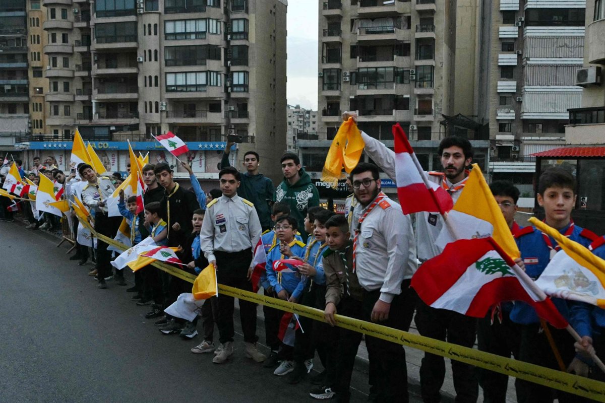 بالصور: حشود ترفع أعلام الفاتيكان في استقبال البابا لاوون الرابع عشر في الضاحية الجنوبية