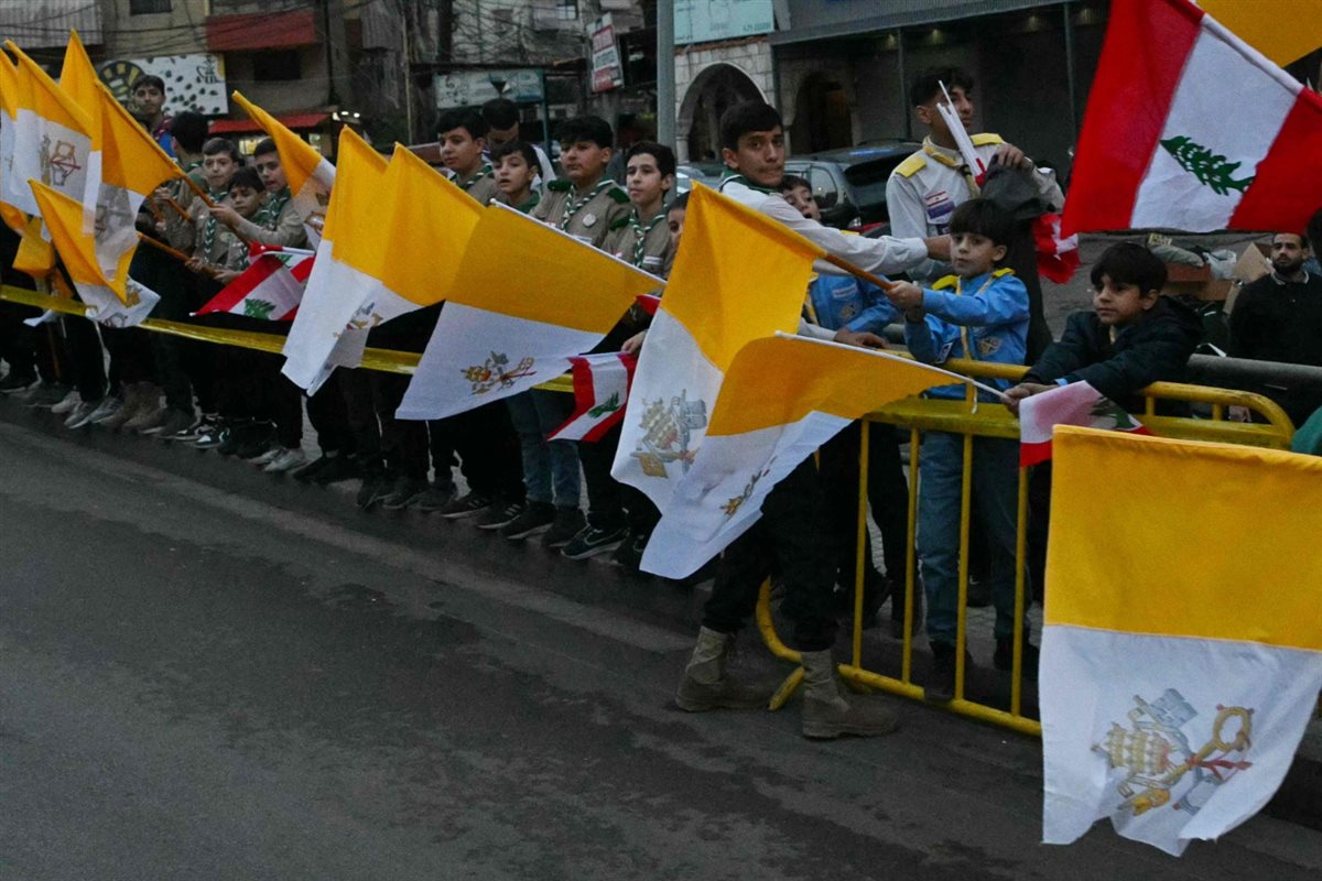 بالصور: حشود ترفع أعلام الفاتيكان في استقبال البابا لاوون الرابع عشر في الضاحية الجنوبية