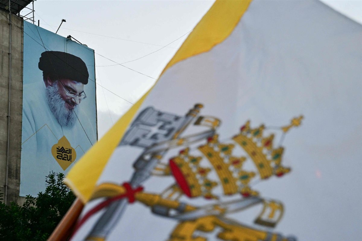 بالصور: حشود ترفع أعلام الفاتيكان في استقبال البابا لاوون الرابع عشر في الضاحية الجنوبية