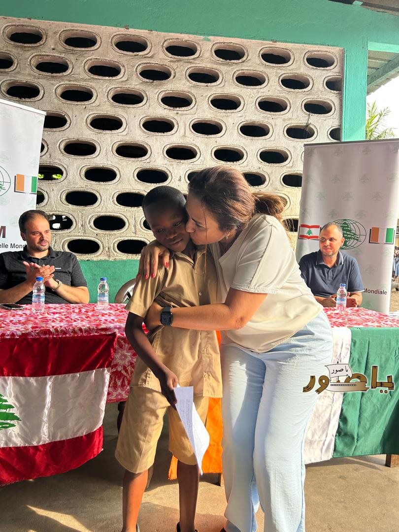 الجامعة اللبنانية الثقافية فرع أبيدجان تواصل دعمها التربوي بتوزيع مستلزمات مدرسية في عدد من المناطق