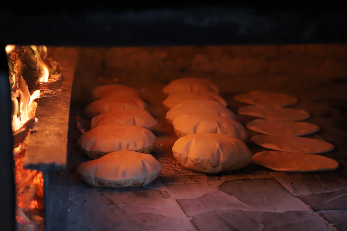 بعدما احرقته النيران قبل ايام .... فرن عوض الى العمل من جديد !