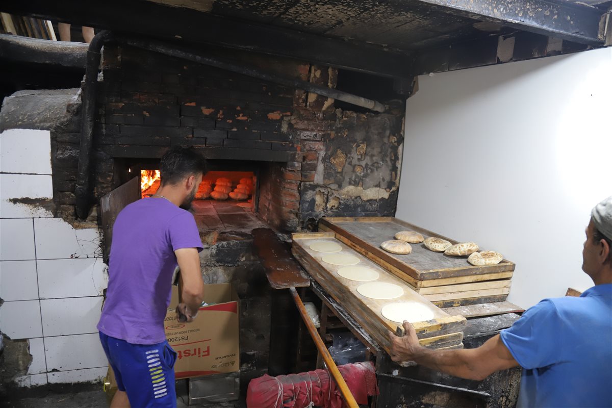 بعدما احرقته النيران قبل ايام .... فرن عوض الى العمل من جديد !