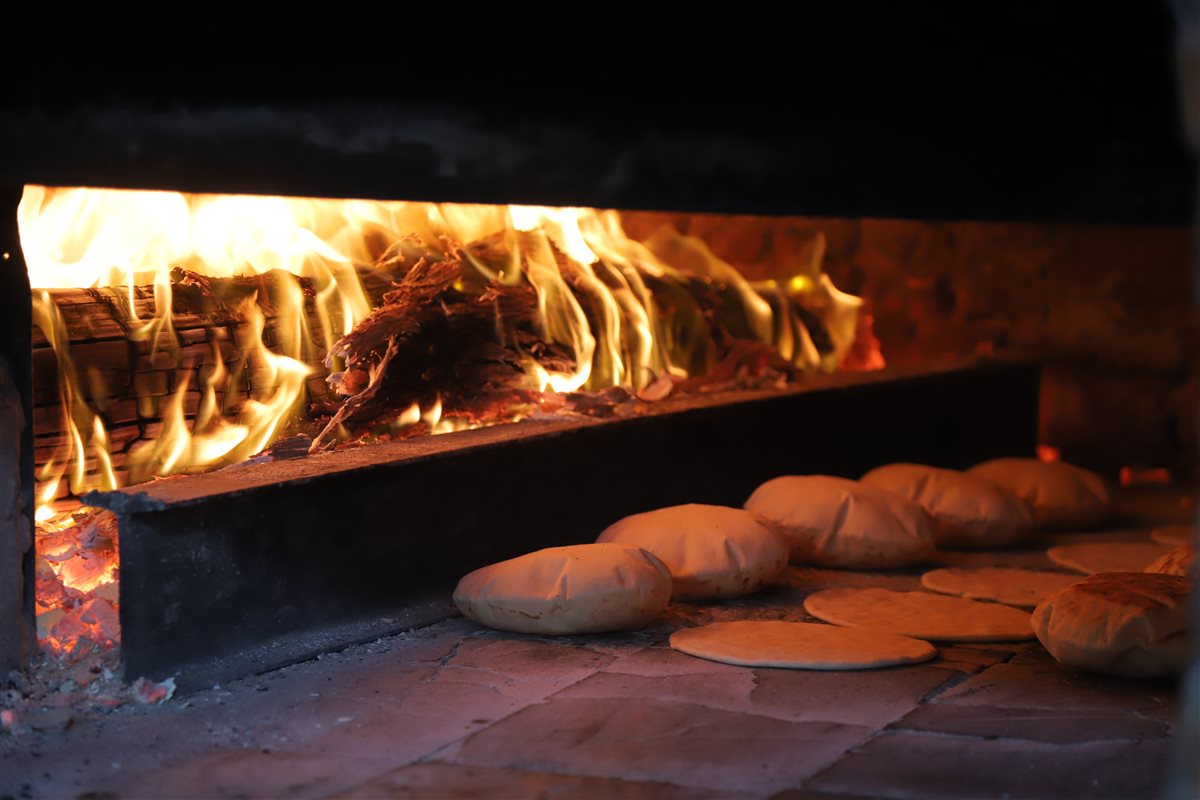 بعدما احرقته النيران قبل ايام .... فرن عوض الى العمل من جديد !