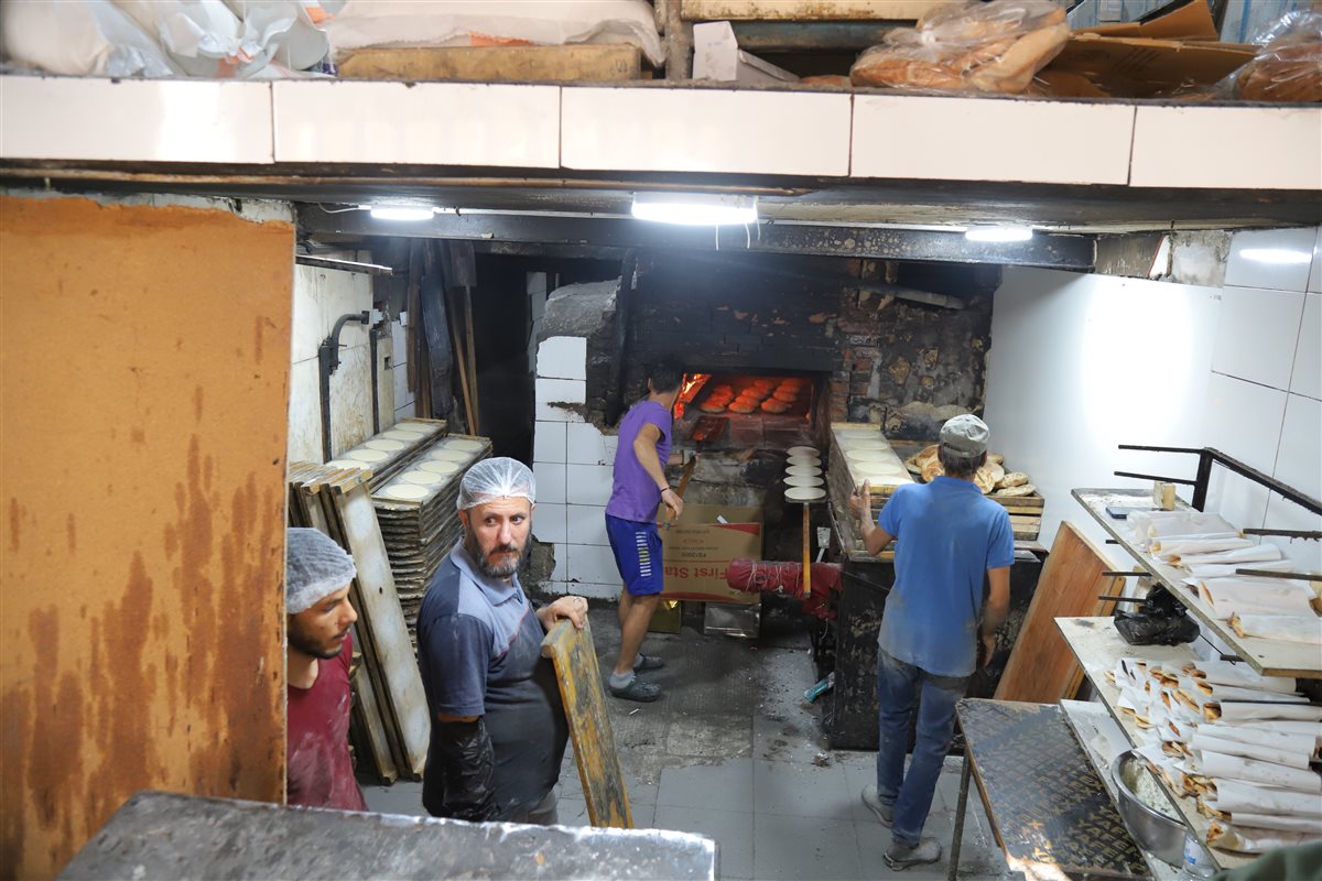 بعدما احرقته النيران قبل ايام .... فرن عوض الى العمل من جديد !