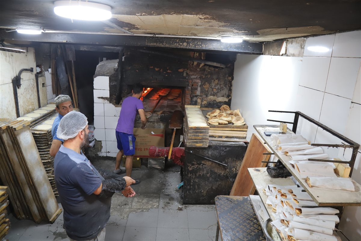 بعدما احرقته النيران قبل ايام .... فرن عوض الى العمل من جديد !