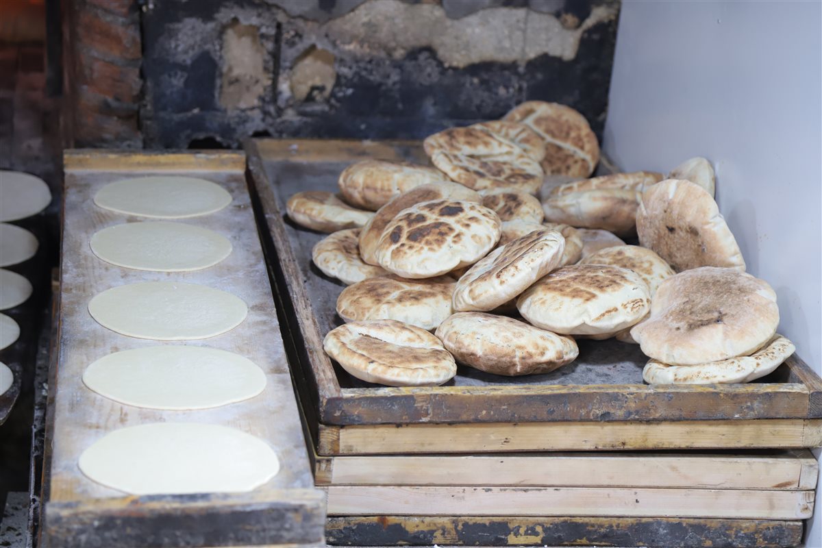 بعدما احرقته النيران قبل ايام .... فرن عوض الى العمل من جديد !