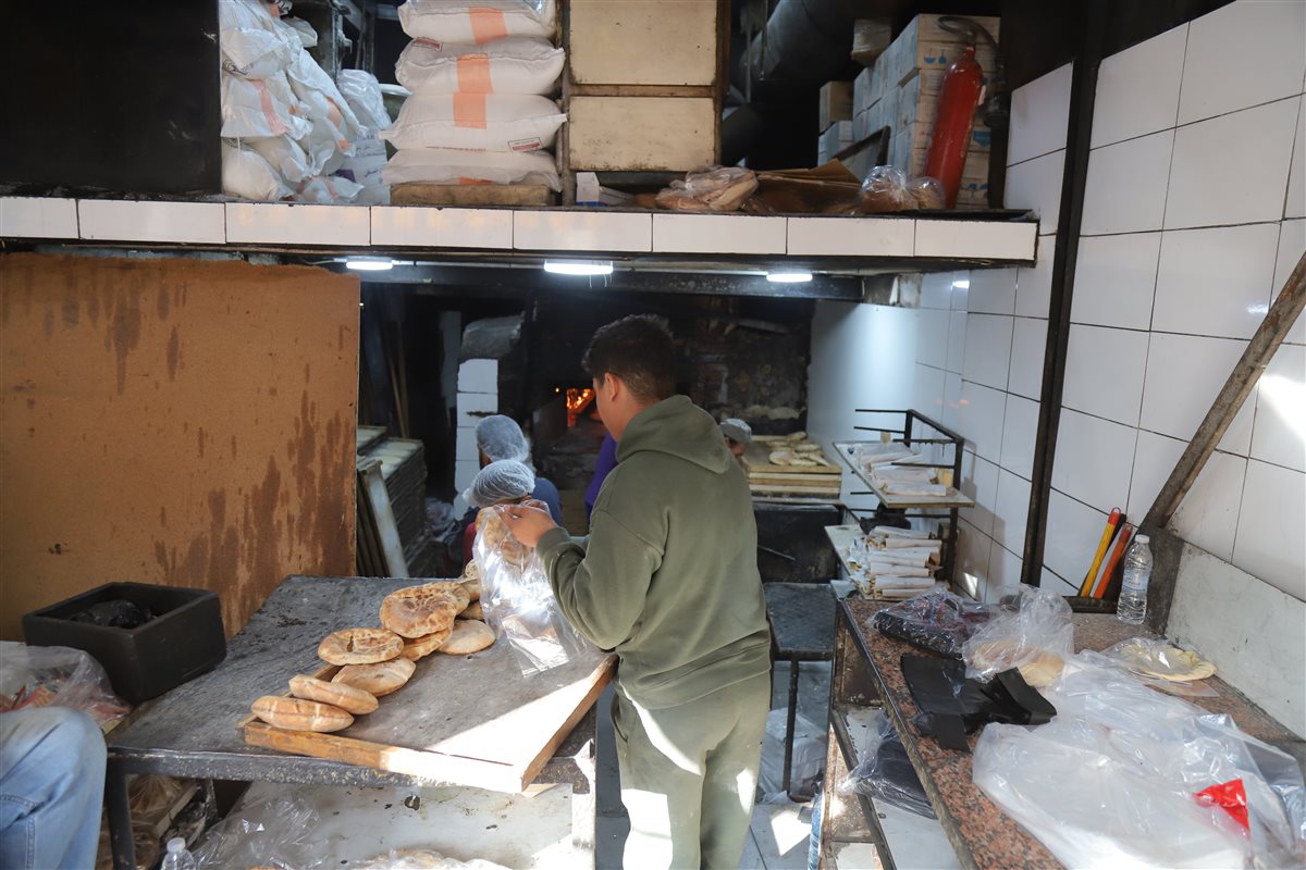 بعدما احرقته النيران قبل ايام .... فرن عوض الى العمل من جديد !