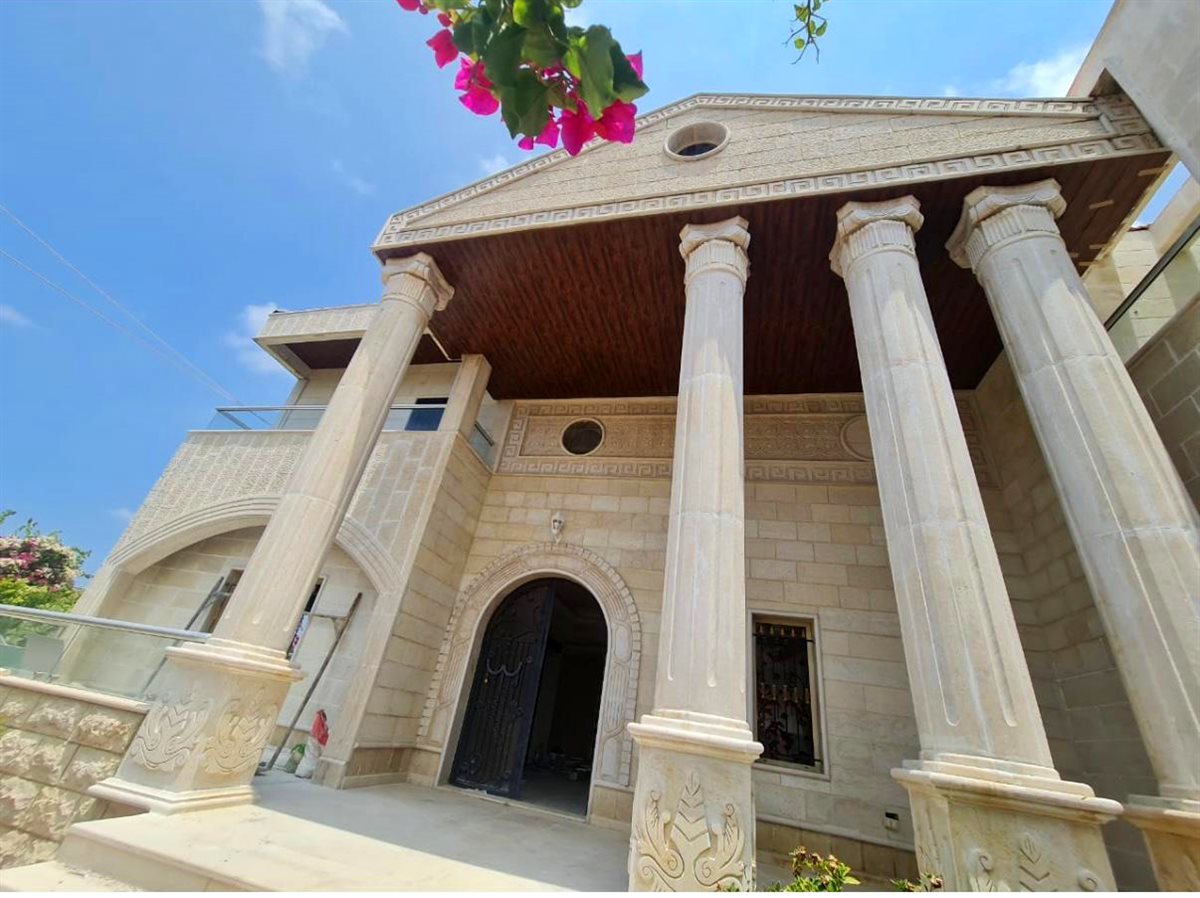 بالصور: فيلا مميزة ٣ طوابق للبيع في منطقة برج بعلبكي