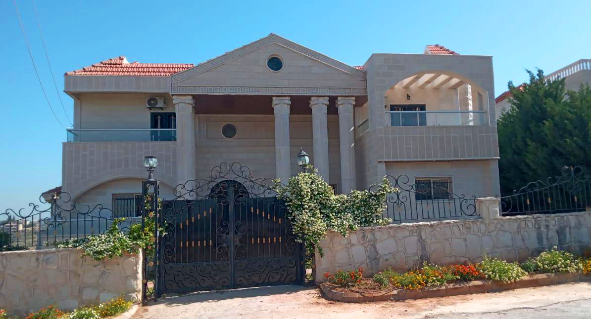 بالصور: فيلا مميزة ٣ طوابق للبيع في منطقة برج بعلبكي