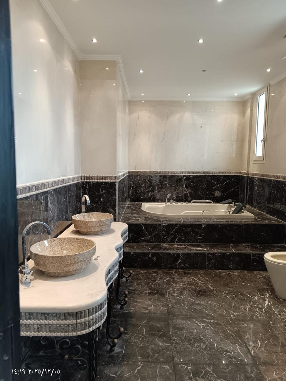 بالصور: فيلا مميزة ٣ طوابق للبيع في منطقة برج بعلبكي