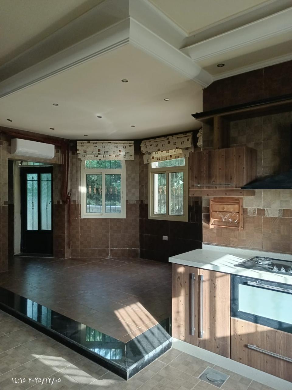 بالصور: فيلا مميزة ٣ طوابق للبيع في منطقة برج بعلبكي