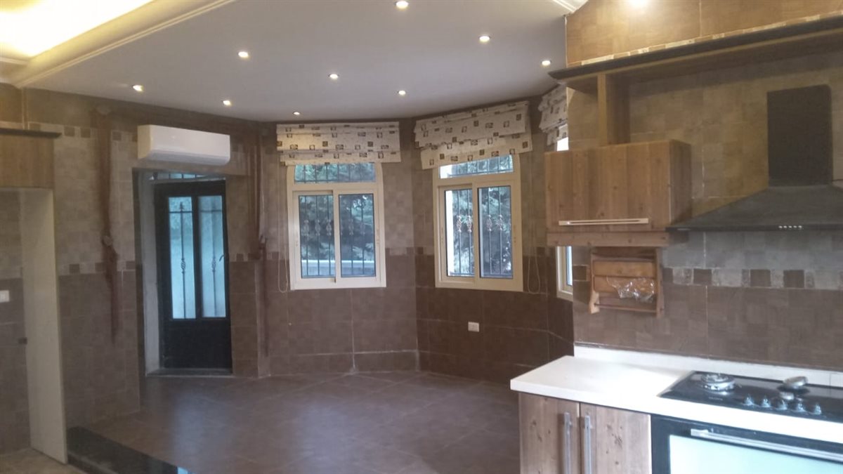 بالصور: فيلا مميزة ٣ طوابق للبيع في منطقة برج بعلبكي