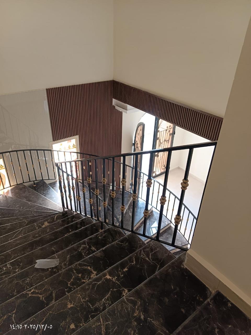 بالصور: فيلا مميزة ٣ طوابق للبيع في منطقة برج بعلبكي