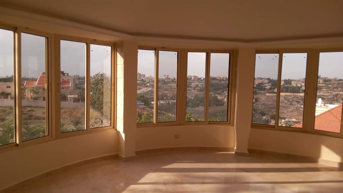 بالصور: فيلا مميزة ٣ طوابق للبيع في منطقة برج بعلبكي