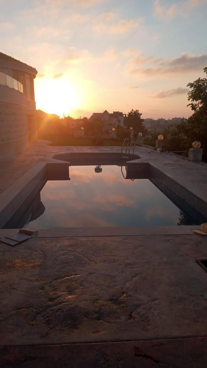 بالصور: فيلا مميزة ٣ طوابق للبيع في منطقة برج بعلبكي