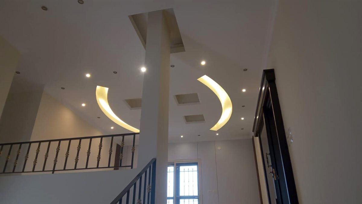 بالصور: فيلا مميزة ٣ طوابق للبيع في منطقة برج بعلبكي