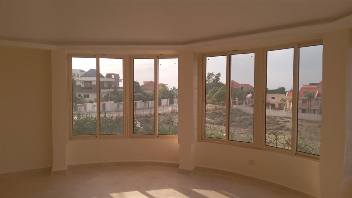 بالصور: فيلا مميزة ٣ طوابق للبيع في منطقة برج بعلبكي