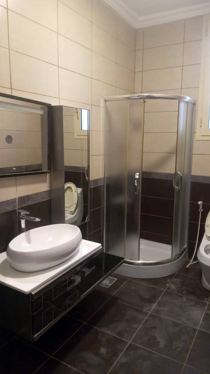 بالصور: فيلا مميزة ٣ طوابق للبيع في منطقة برج بعلبكي