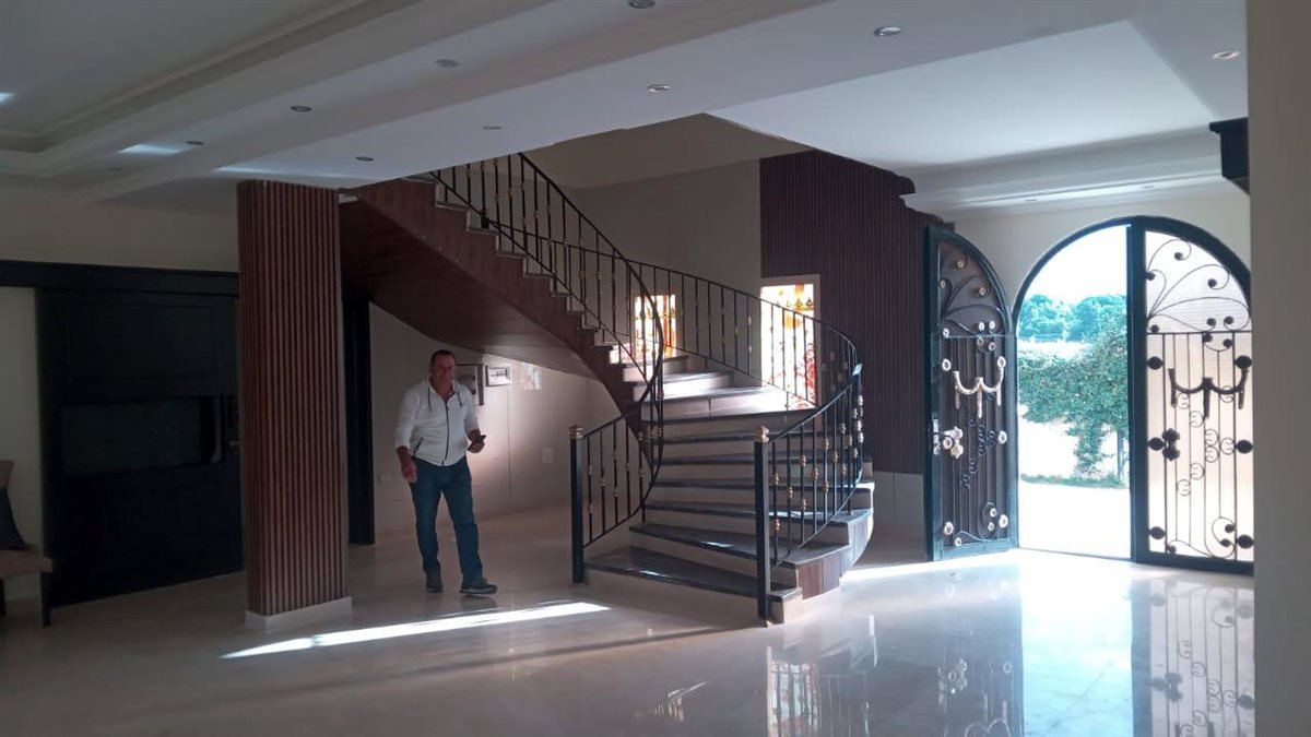 بالصور: فيلا مميزة ٣ طوابق للبيع في منطقة برج بعلبكي