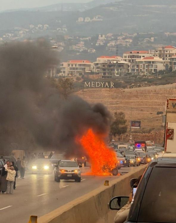 بالصور: سيارة تشتعل بالكامل عقب حادث على الطريق السريع!
