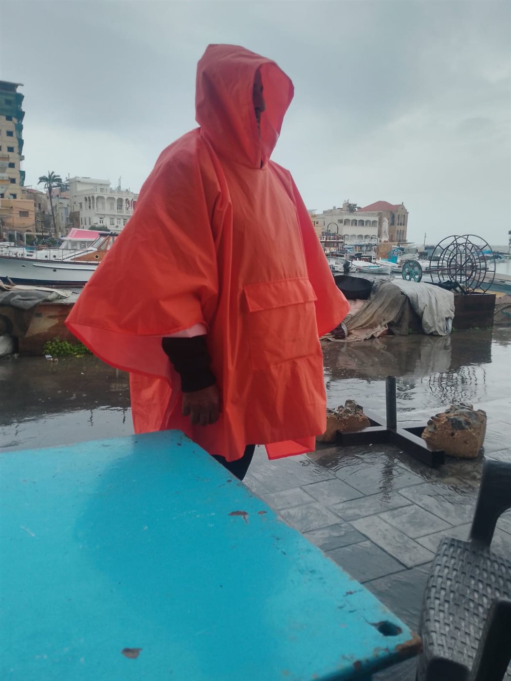 نقابة صيادي الأسماك في صور توزع سترات شتوية مقدمة من المهندس ناصيف سقلاوي