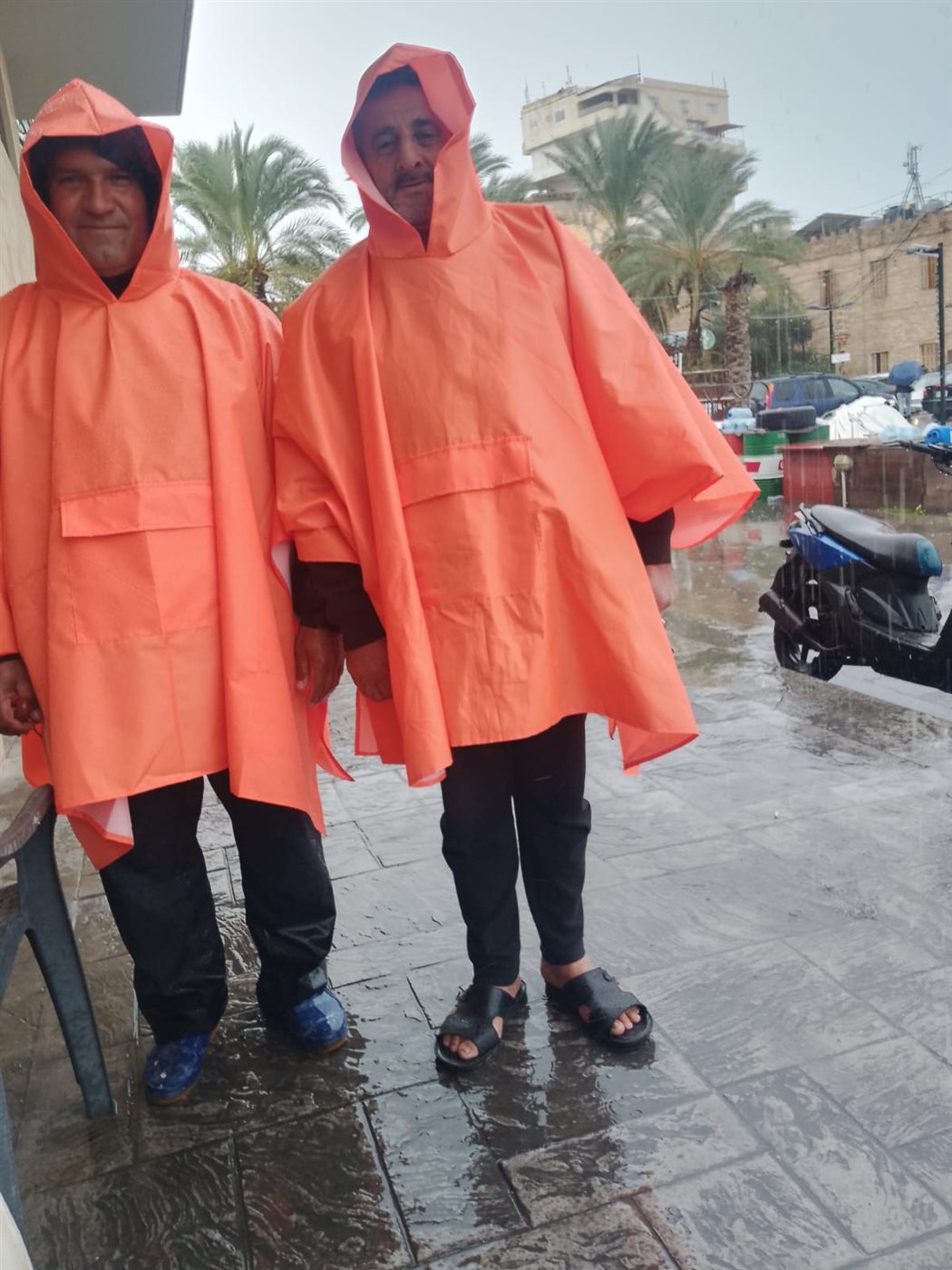 نقابة صيادي الأسماك في صور توزع سترات شتوية مقدمة من المهندس ناصيف سقلاوي